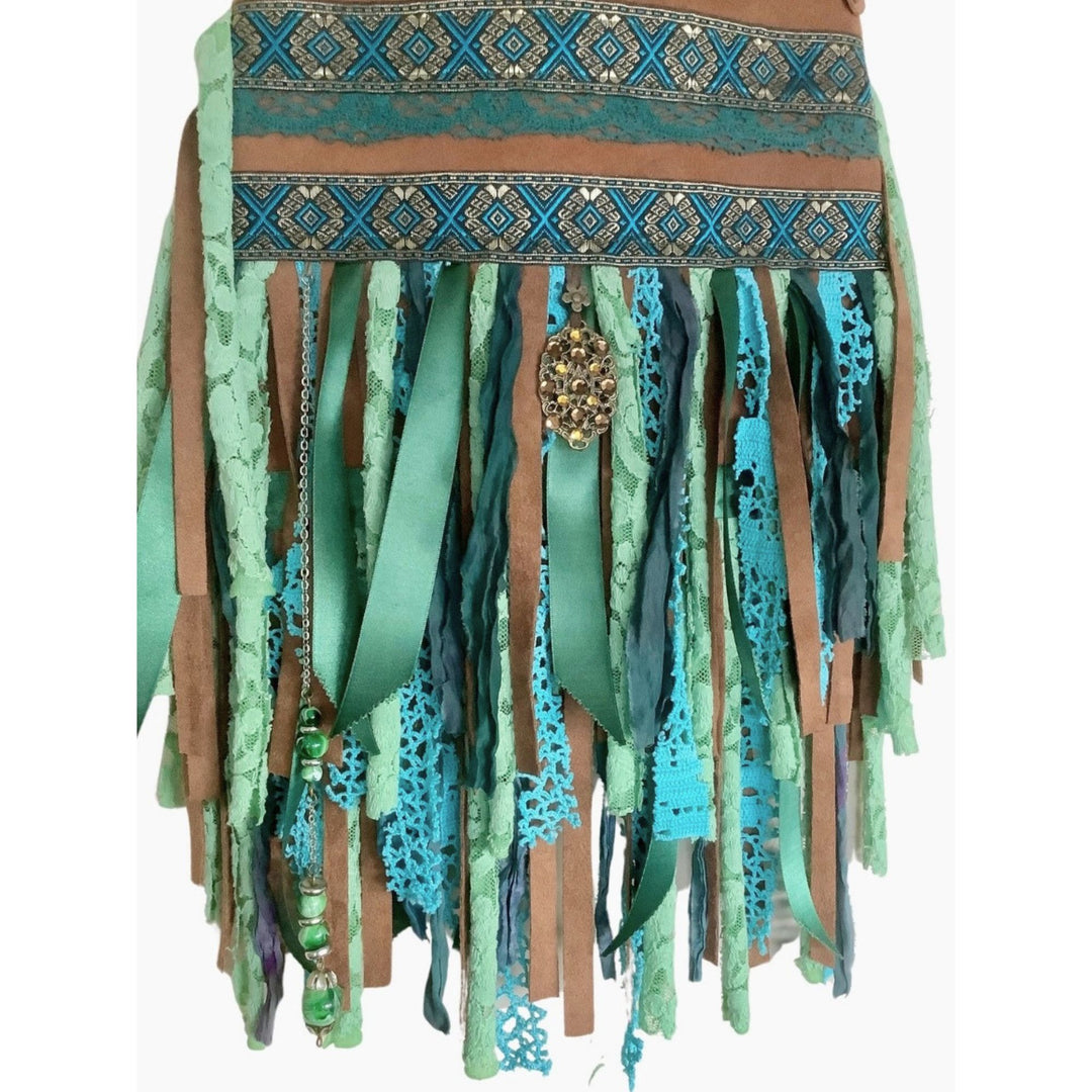 Crossbody tas van gerecycled leer – Turquoise franjes en boho details