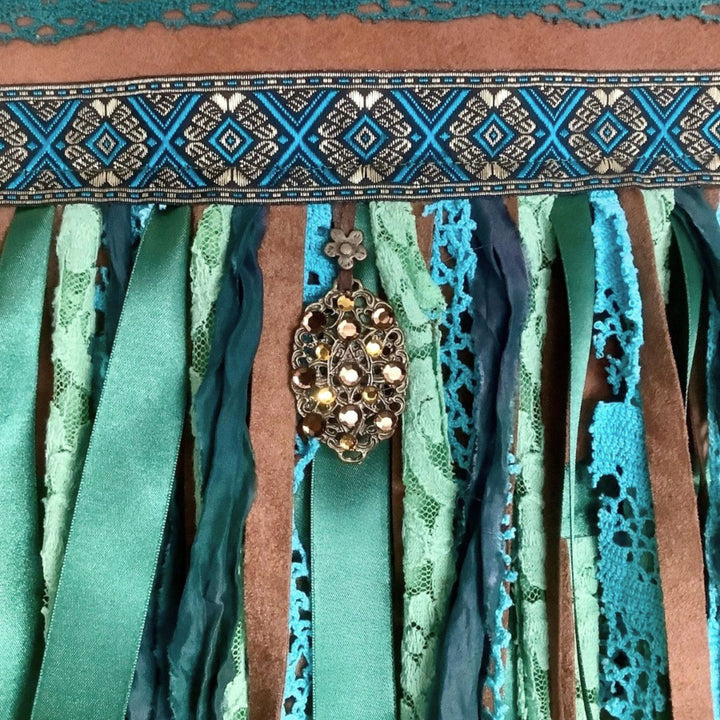 Crossbody tas van gerecycled leer – Turquoise franjes en boho details
