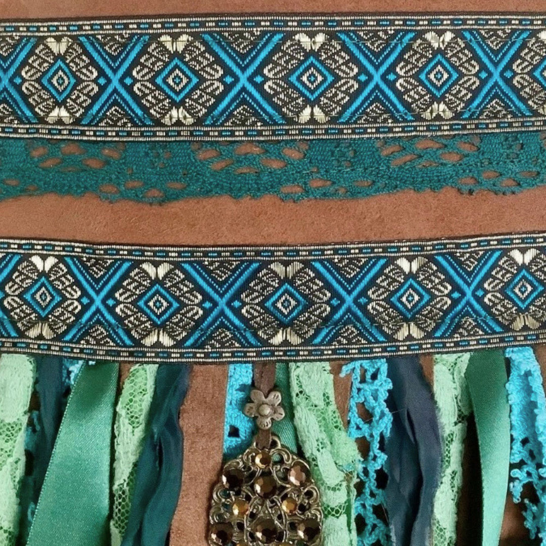 Crossbody tas van gerecycled leer – Turquoise franjes en boho details