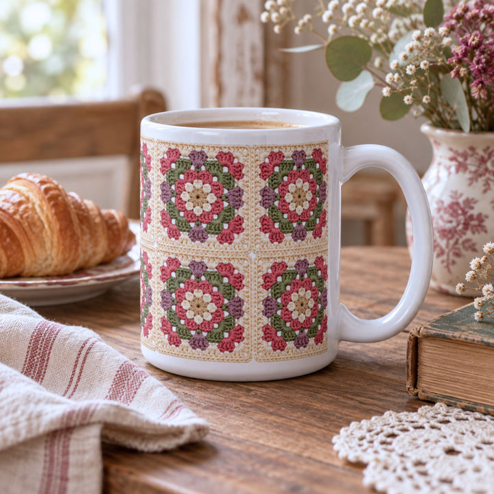 Keramische granny square mok op een rustieke houten tafel met droogbloemen en een knus gehaakt textiel