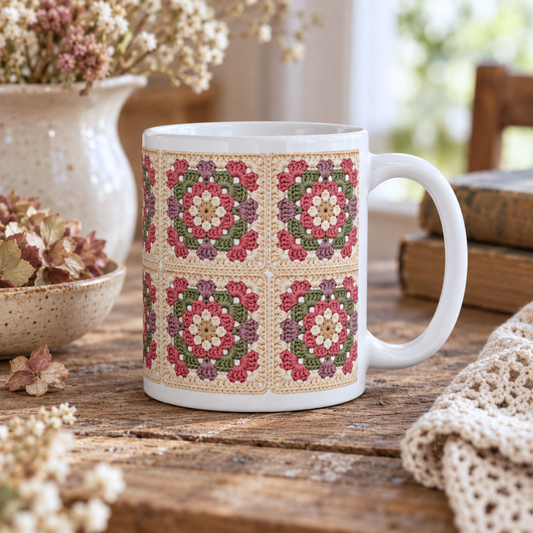 Keramische granny square mok gestyled met croissant, vintage boeken en zachte cottage decoratie