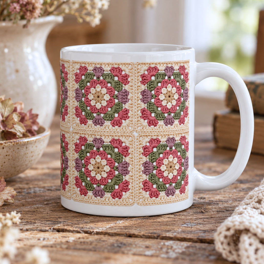 Keramische granny square mok in oudroze, saliegroen, mauve en crème