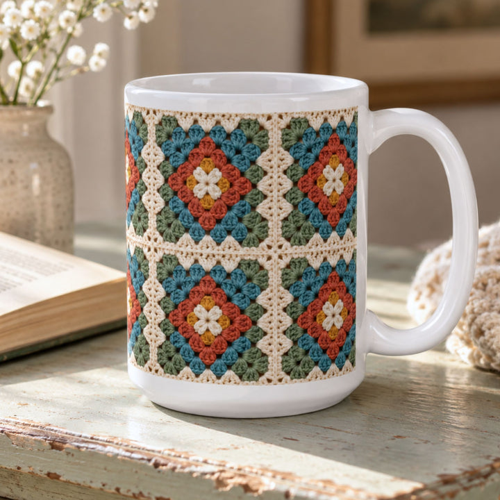 Kleurrijke granny square koffiemok met retro haaklook in roest, petrol, saliegroen, crème en mosterdgeel