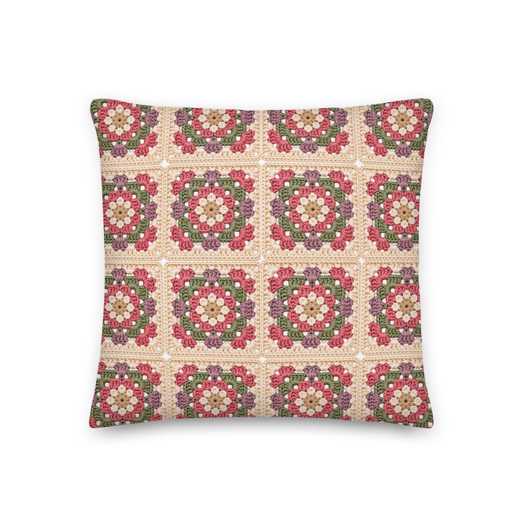 Vierkante bedrukte granny square kussenhoes in oudroze, saliegroen, mauve en crème