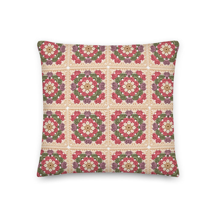 Vierkante bedrukte granny square kussenhoes in oudroze, saliegroen, mauve en crème