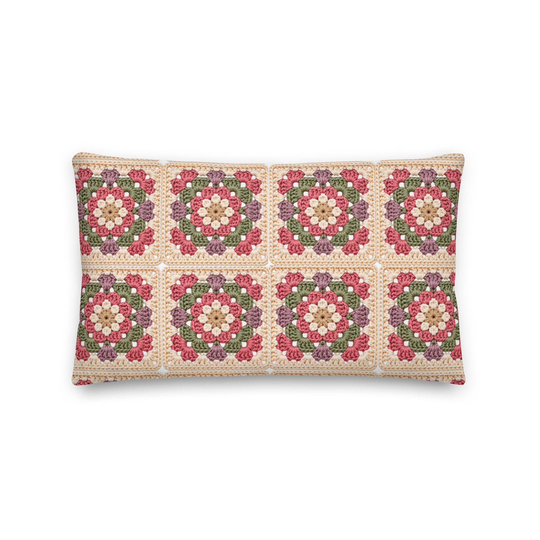 Bedrukte langwerpige granny square kussenhoes in oudroze, saliegroen, mauve en crème