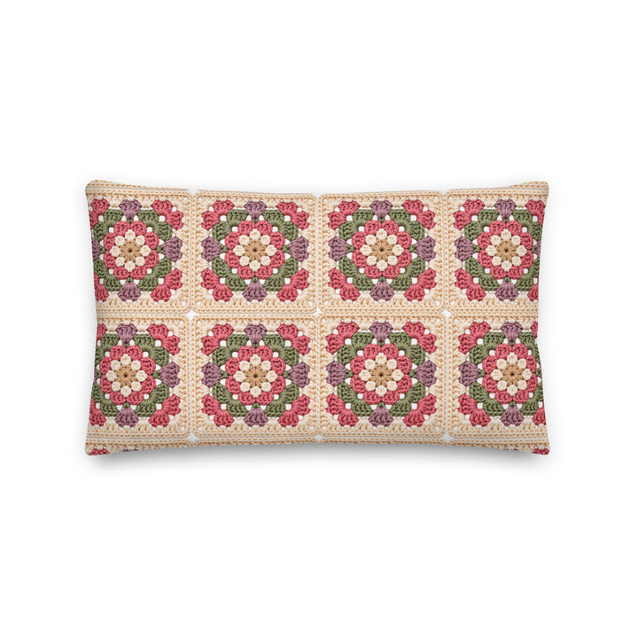 Bedrukte langwerpige granny square kussenhoes in oudroze, saliegroen, mauve en crème