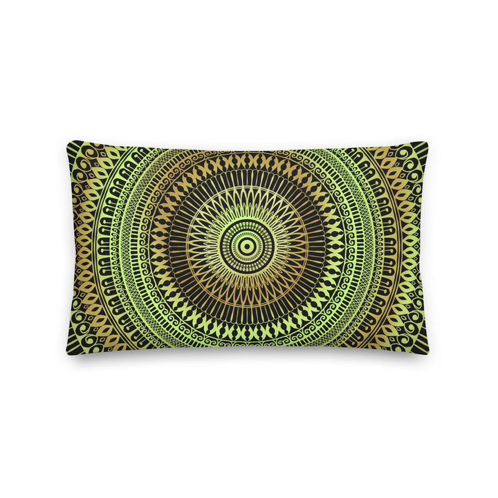 Botanical Dreams: Mandala zachtgroene kussenhoes met subtiele okergele accenten