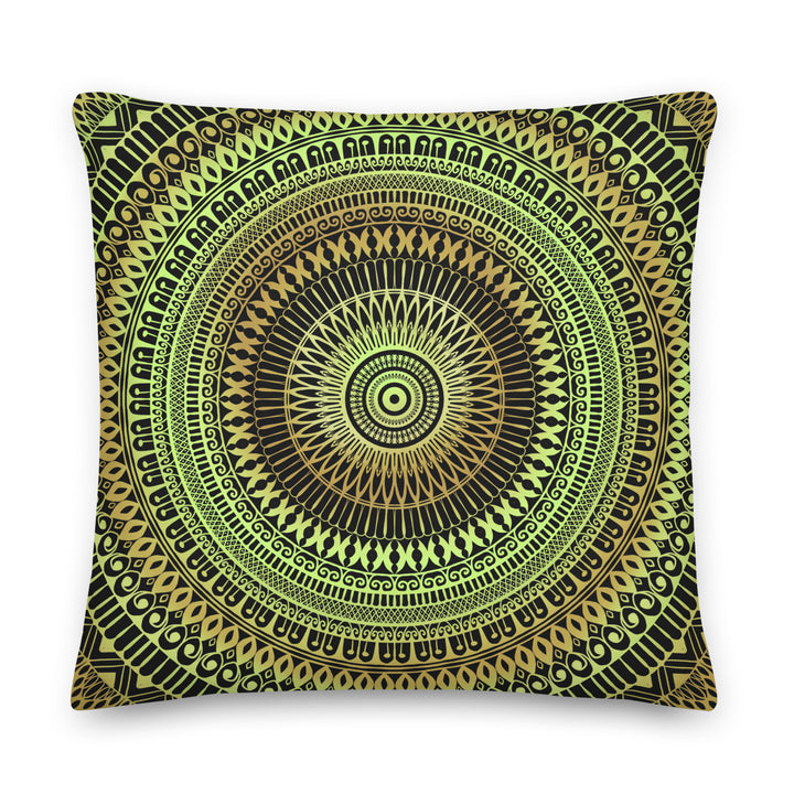 Botanical Dreams: Mandala zachtgroene kussenhoes met subtiele okergele accenten