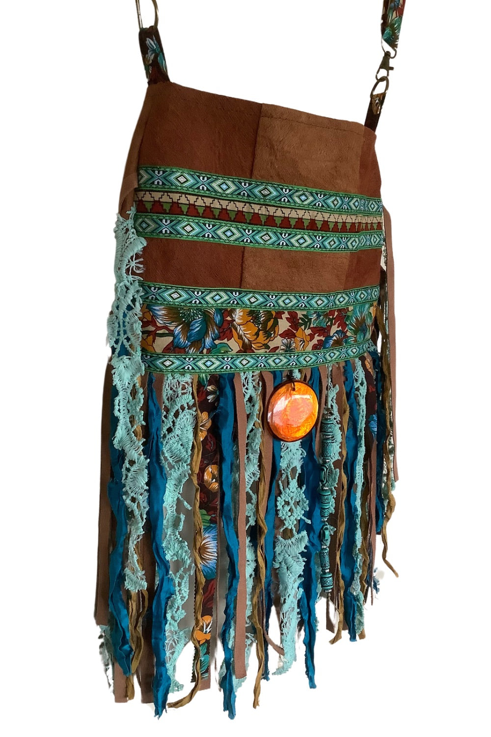 boomschorsstof boho crossbody tas in turquoise en aardetinten met franjes en oranje hanger, handgemaakt uniek ontwerp