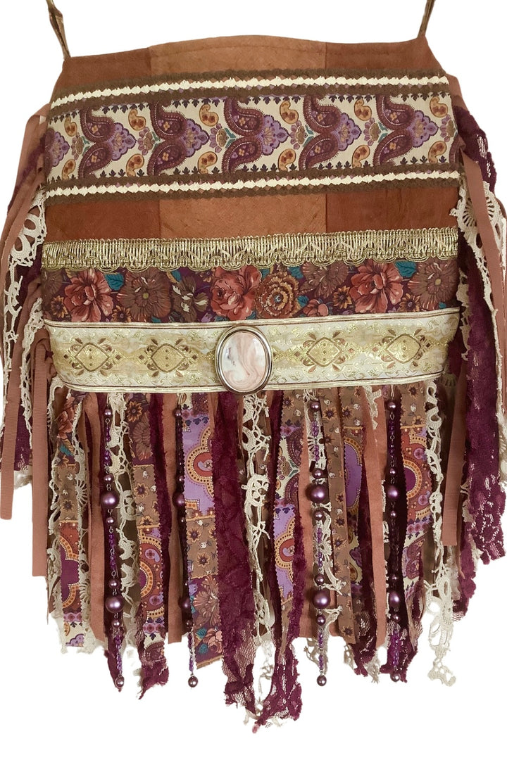 boomschorsstof crossbody tas in warme tinten met bordeaurode franjes, kralen en cameo hanger, handgemaakt uniek ontwerp
