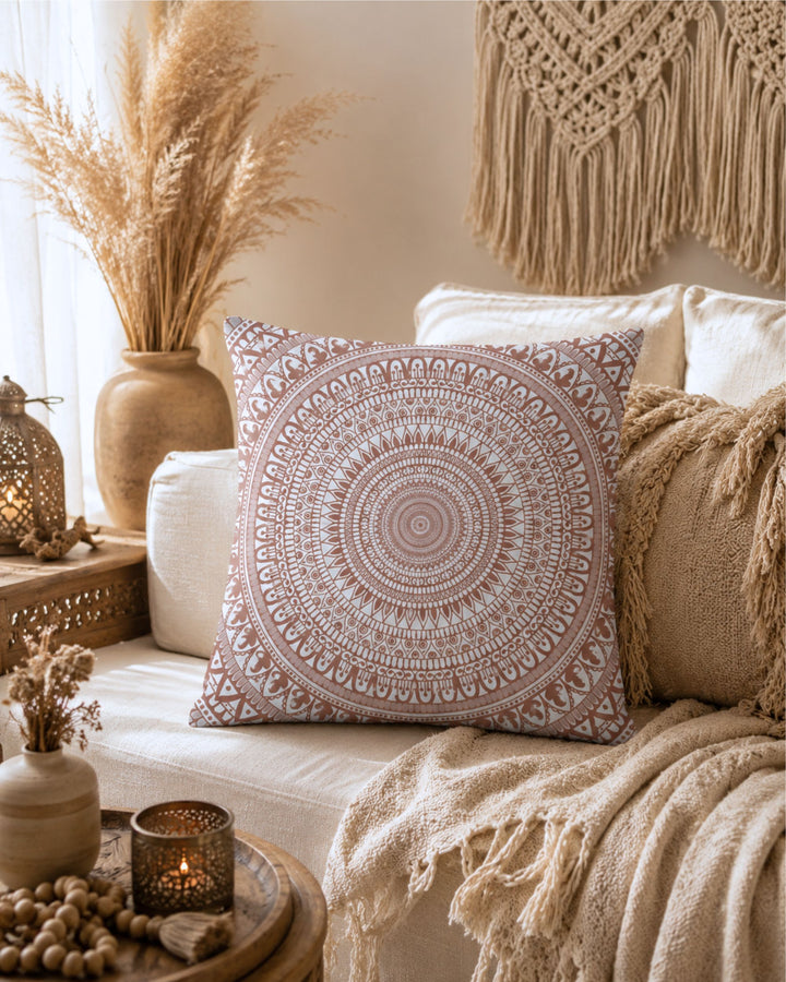 Blush beige mandala kussenhoes in boho stijl op crèmekleurige bank met macramé wanddecoratie en pampasgras