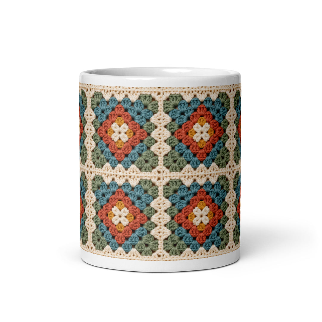 Vooraanzicht van 11 oz granny square koffiemok met kleurrijke retro haakprint