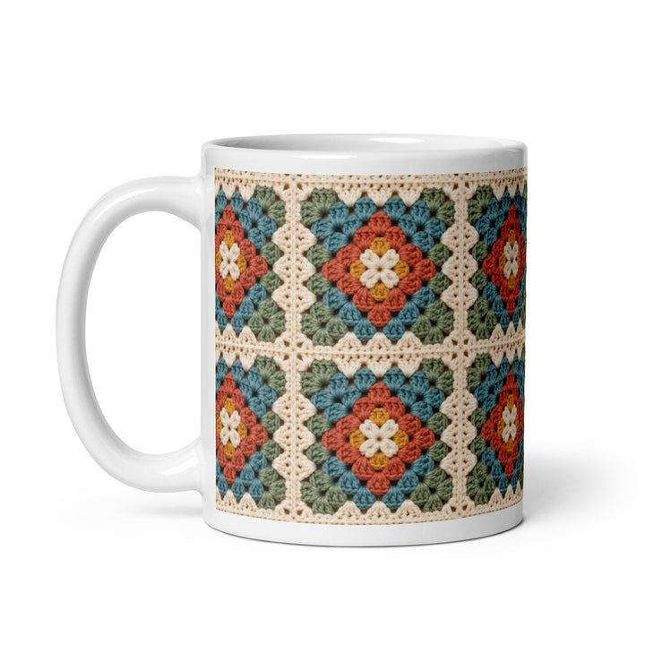 11 oz granny square koffiemok met kleurrijke retro haakprint, oor links