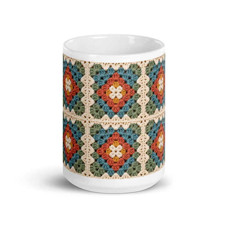 Vooraanzicht van 15 oz granny square koffiemok met kleurrijke retro haakprint