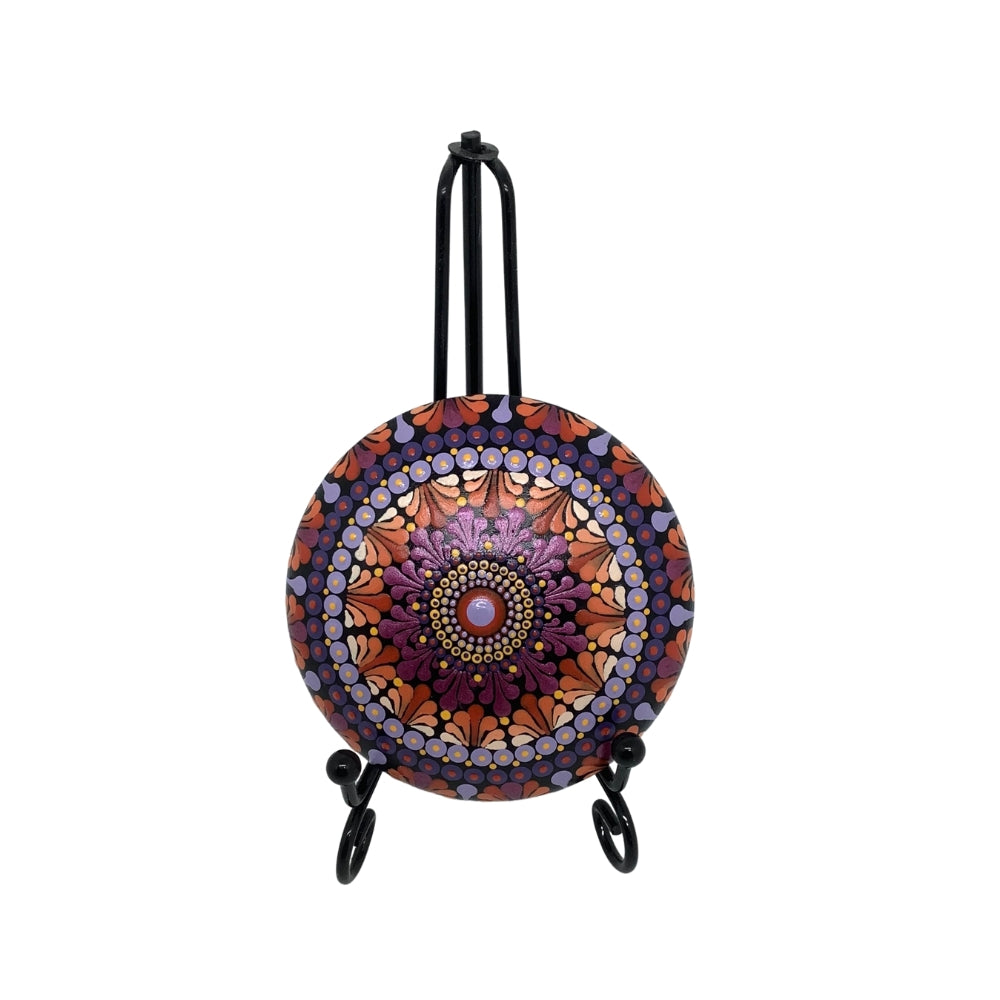 kleine mandalasteen in oranje, roze and lavendel op standaard