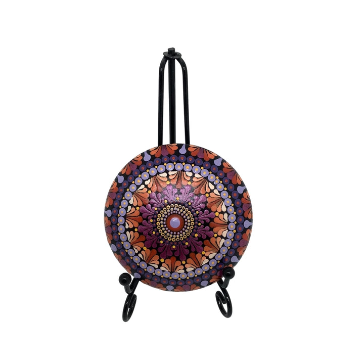 kleine mandalasteen in oranje, roze and lavendel op standaard
